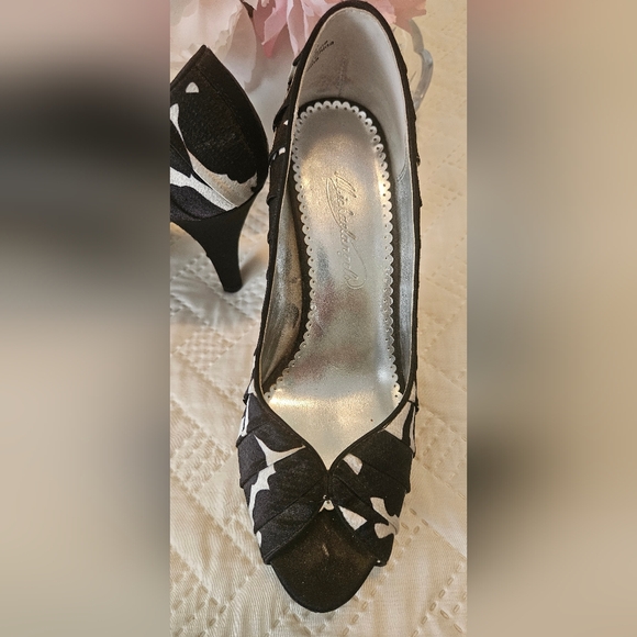 Michelangelo High (3-3.9 in) Heel Height Heels for Women Black and White - Picture 2 of 8